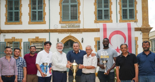 Vakıflar Voleybol Takımı Süper Kupayı Evkaf’ta kutladı