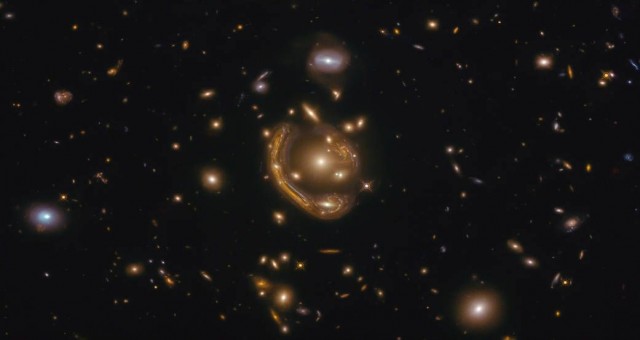 NASA Dünya'dan 3,4 milyar ışık yılı uzaklıkta bir 'Einstein halkası' görüntüledi