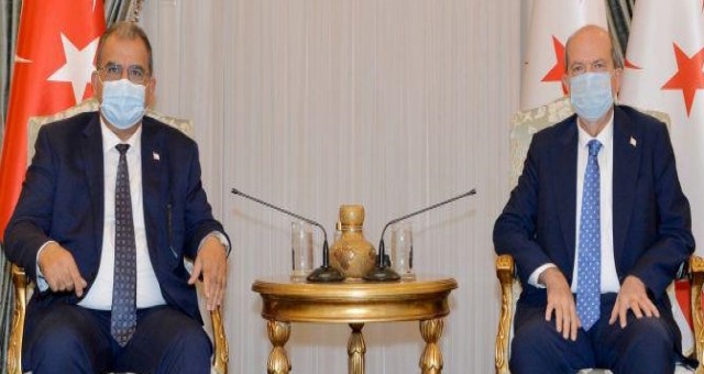 Sucuoğlu, Cumhurbaşkanı Tatar’a yeni kabineyi sunuyor
