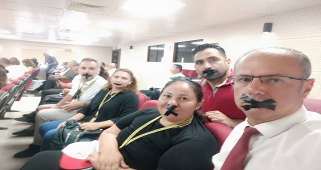 Gazeteciler ağzını bantlayıp Meclise girdi