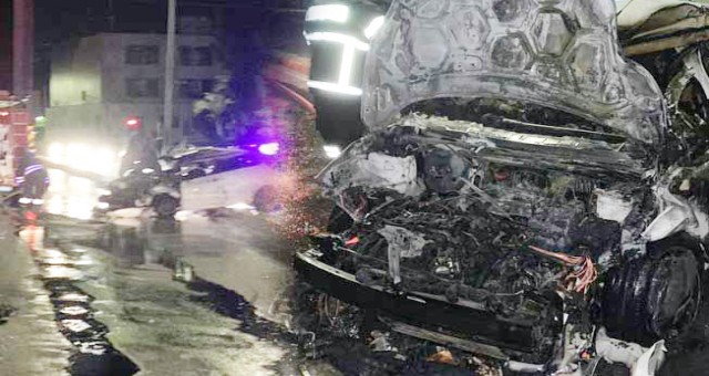 Lefkoşa'da gece yarısı yaşanan kazada araç alev aldı.