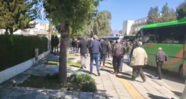 Kar-İş ve KTTTB Meclis önünde eylem yapıyor