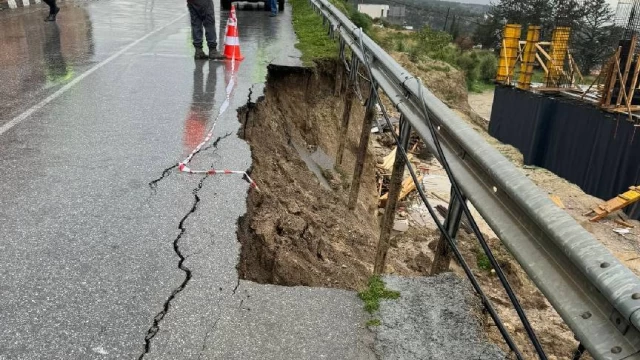 Esentepe’de yol çöktü!