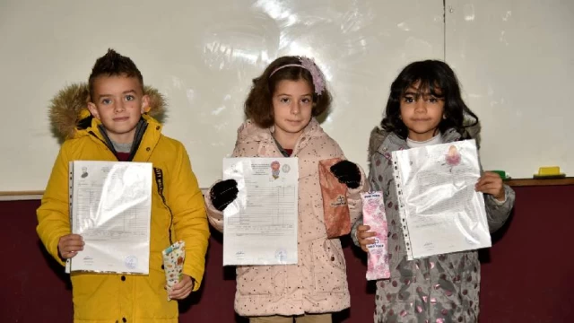 İlk ve orta eğitimde karneler dağıtıldı, yarıyıl tatili başladı