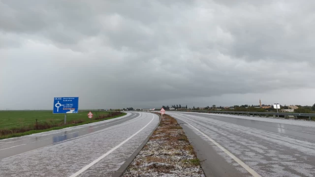 Sibirya soğuklarının hissedildiği ülkede yoğun yağış ve fırtına etkili oluyor