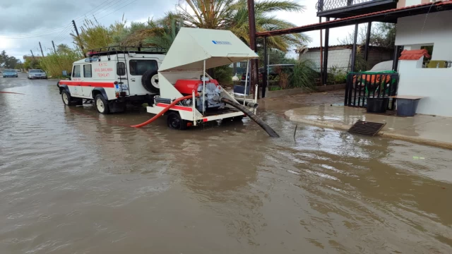 Sivil savunma ekiplerinden su baskınlarına müdahale