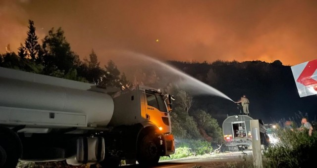 İtfaiye Müdürü: "Yangının kontrol altına alındığını açıkladı."