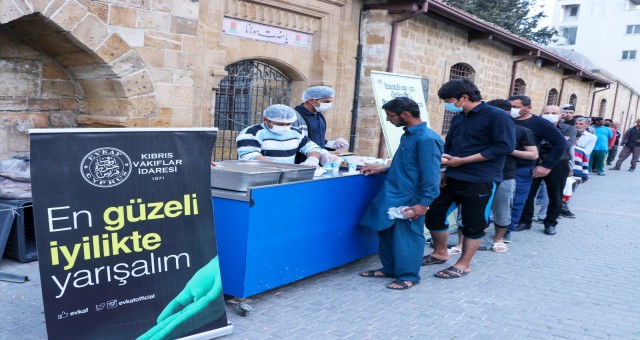Mevlevi Tekkesi’nin önünde iftar geleneği yaşatılıyor
