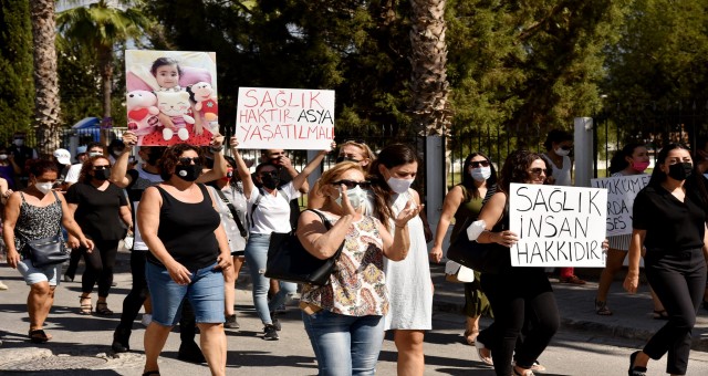 Asya Gönüllüleri Asya bebeğin tedavi sürecinin hemen başlaması için Sağlık Bakanlığı’na yürüdü