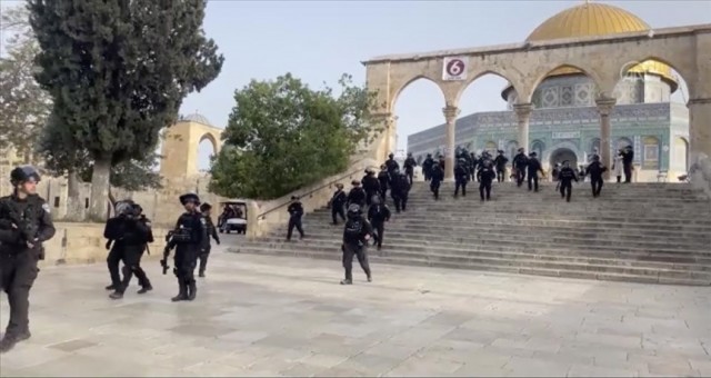 İsrail polisi Mescid-i Aksa’ya baskın düzenledi
