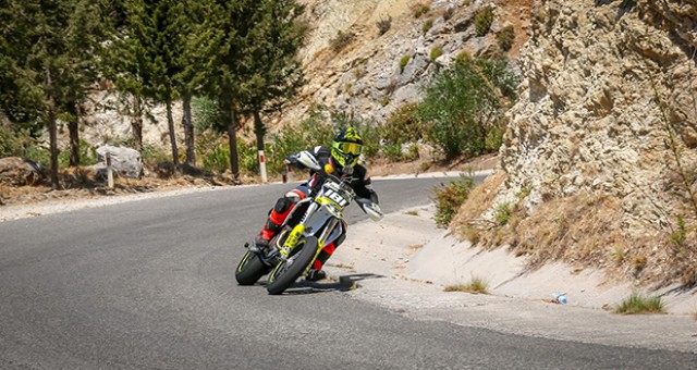 Motosikletler St. Hilarion’a tırmandı