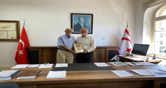 Vamık Volkan, Vakıflara övgü yağdırdı