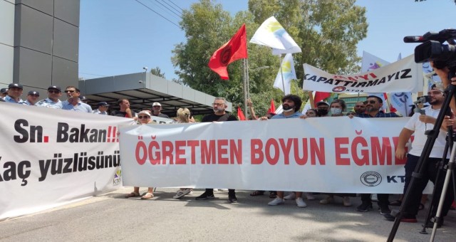 Öğretmen sendikaları yeniden Milli Eğitim Bakanlığı önünde...