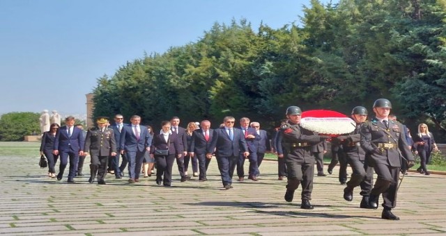 Üstel Anıtkabir’i ziyaret etti