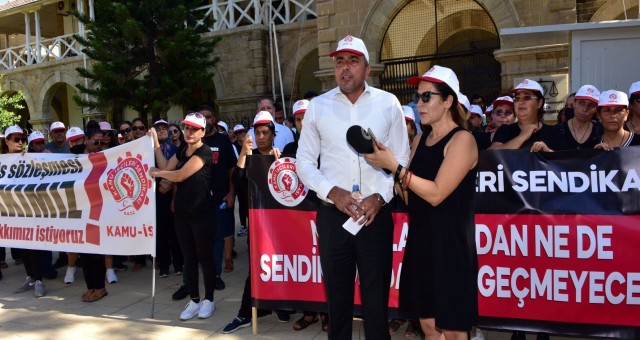 Hademeler mahkemeler önünde eylem yaptı