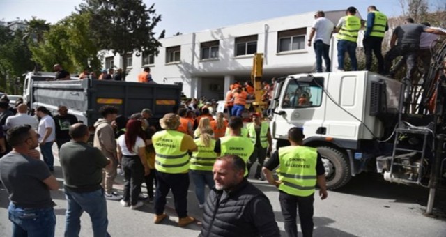 Meclis önünde, Belediyelerle ilgili yasal düzenlemelere karşı başlatılan eylem sonlandırıldı