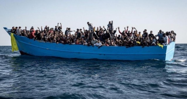 Libya açıklarında göçmen teknesi battı: 35 ölü