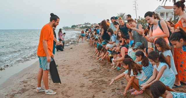 DAÜ SAGM Yavru Caretta Caretta’ları denizle buluşturdu