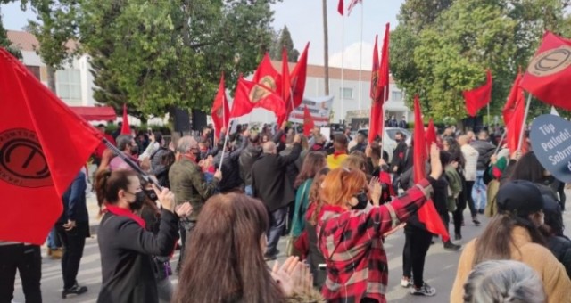 Sendikalar uyarı eylemi yapıyor